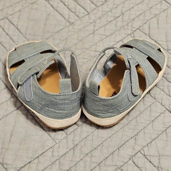 NWOT Old Navy Unisex Boy Girl Baby Toddler 6-12 MONTHS Chambray Sandals BLUE - Picture 2 of 4